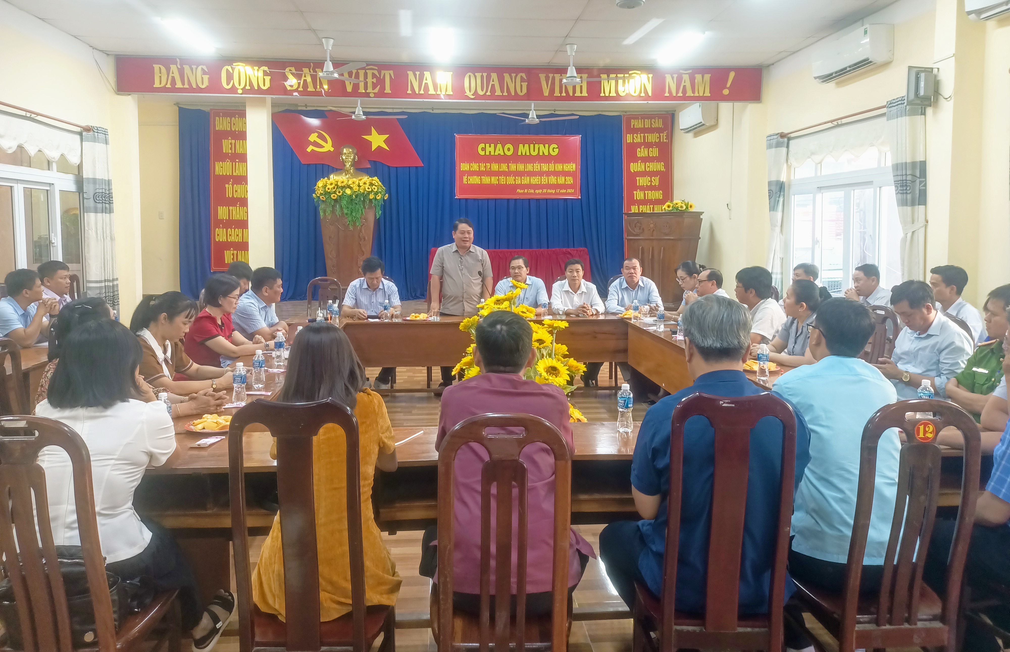 Đoàn công tác thành phố Vĩnh Long trao đổi, học tập kinh nghiệm về Chương trình mục tiêu quốc gia giảm nghèo bền vững giai đoạn 2021 – 2025 tại huyện Tuy Phong, tỉnh Bình Thuận